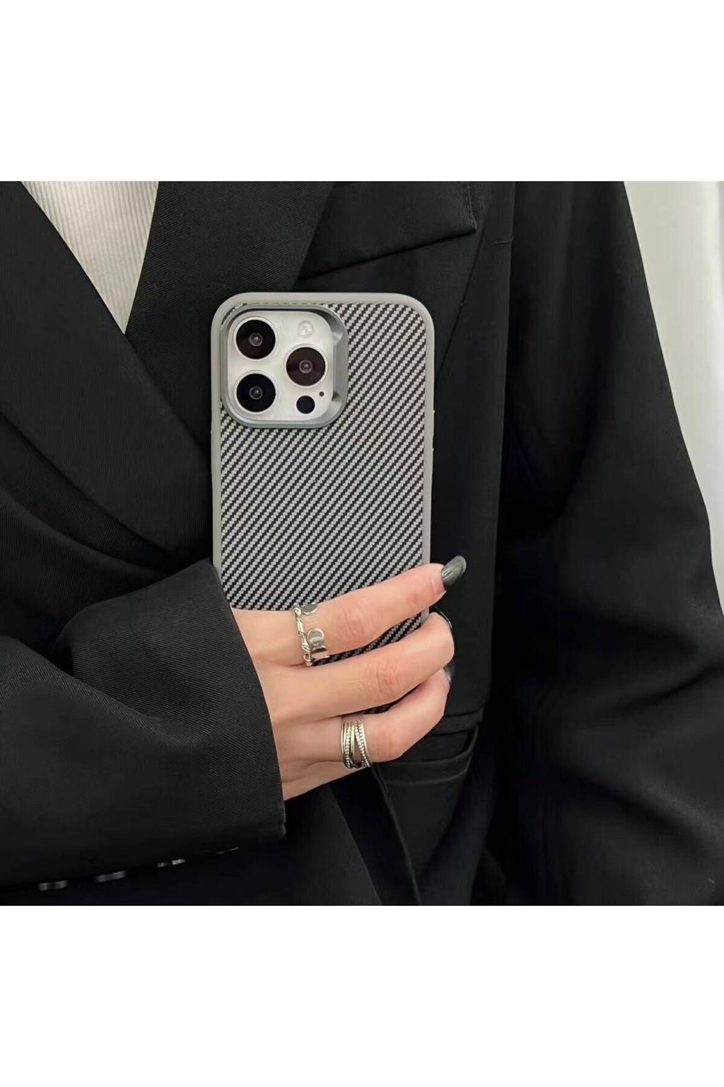 iPhone 15 Pro Kılıf Magsafe Şarj Özellikli Karbon Fiber Görünümlü Zore Troy Kapak-Siyah